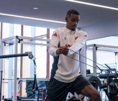 利物浦官方晒照，伊萨克完成在俱乐部的首次训练