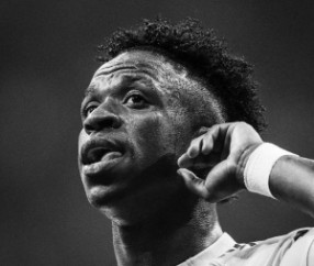 回应被种族歧视？维尼修斯晒照配德雷克歌：我才不管你XX爱不爱我