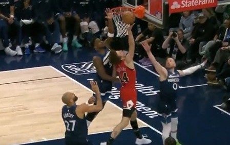 九州体育官网、九州体育娱乐官方网站-黄雀在后！爱德华兹且退且防 起飞送出钉板大帽